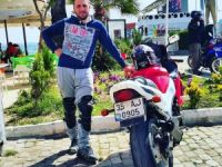 MOTOSİKLETİYLE TIRIN ALTINA GİRDİ