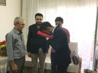ŞEHİT KAYMAKAMIN AİLESİNDEN ALINANA TÜRK BAYRAĞI, CUMHURBAŞKANINA ULAŞTIRILMAK ÜZERE YOLA ÇIKTI