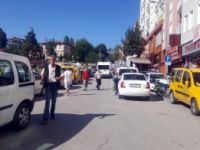 ARAMASI OLAN ŞAHIS İLE POLİSLER ARASINDA ARBEDE ÇIKTI!